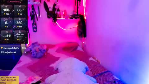 Snapshot of ivy_rosse chatting on 02.27.25 You can find more of me here online show from 02.27.25