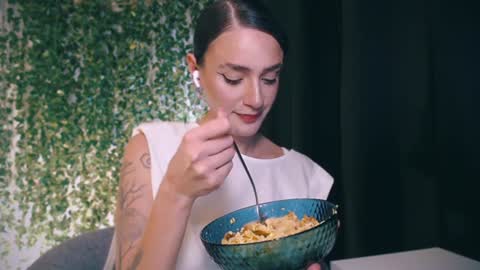 Miss Ivy online show from 01.16.25