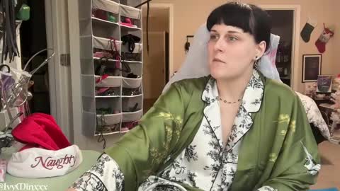 Snapshot of ivyminxxx chatting on 12.25.24 Ivy Minxxx online show from 12.25.24