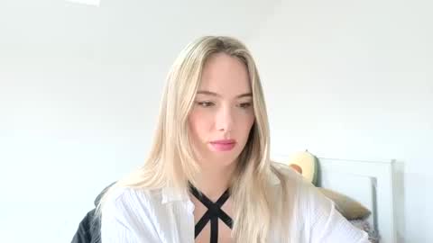 Snapshot of ivyyy1995 chatting on 11.20.25 ivyyy1995 online show from 11.20.25