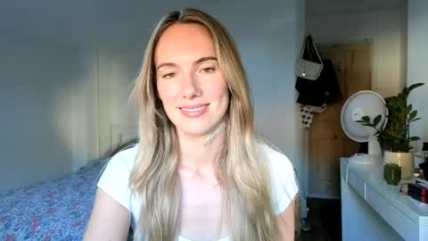 Snapshot of ivyyy1995 chatting on 06.20.26 ivyyy1995 online show from 06.20.26