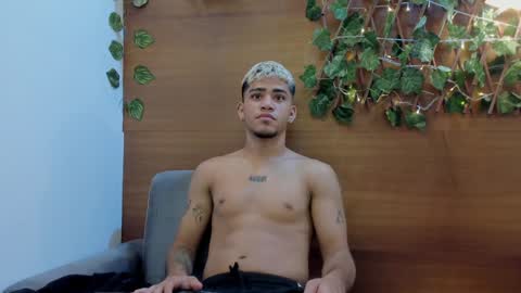 Snapshot of izaak_taylor7 chatting on 01.27.25 izaack online show from 01.27.25