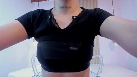 Snapshot of izelevans chatting on 02.15.26 izelevans online show from 02.15.26