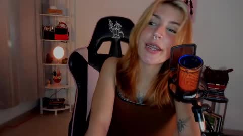 Linda Sofia help me get to 100 thumbs up online show from 02.01.25