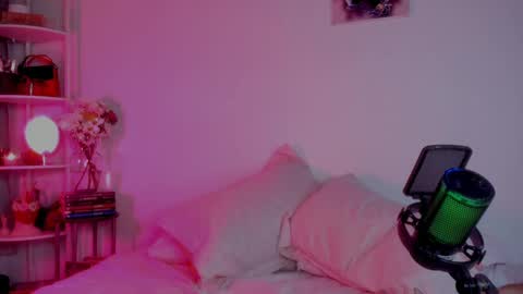 Linda Sofia help me get to 100 thumbs up online show from 02.23.25