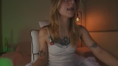 Linda Sofia help me get to 100 thumbs up online show from 09.15.25