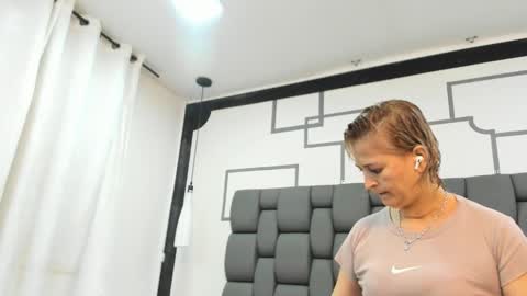 Snapshot of jade_squirt chatting on 10.11.25 Jade online show from 10.11.25