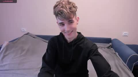 Snapshot of james_mil chatting on 03.08.25 James online show from 03.08.25