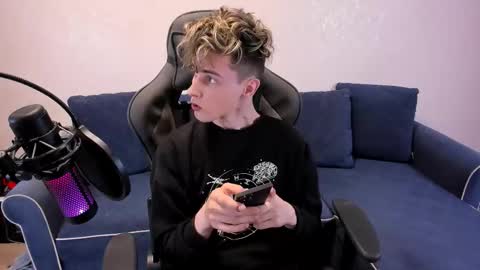 Snapshot of james_mil chatting on 11.06.25 James online show from 11.06.25