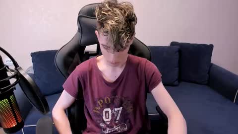 Snapshot of james_mil chatting on 11.07.25 James online show from 11.07.25