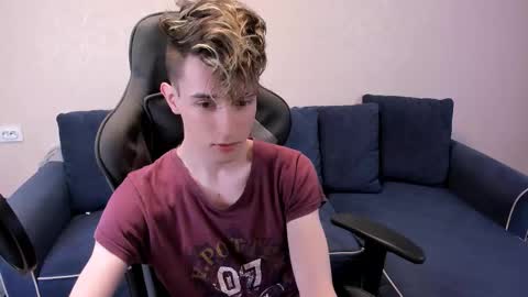 Snapshot of james_mil chatting on 11.08.25 James online show from 11.08.25