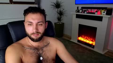 Snapshot of jamienoxus chatting on 12.04.25 Robbie online show from 12.04.25