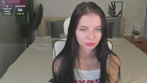 Snapshot of jane_johnston chatting on 11.28.25 Eva online show from 11.28.25