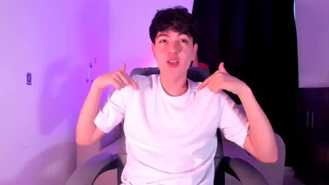 Snapshot of jaythomax chatting on 11.08.25 jaythomax online show from 11.08.25