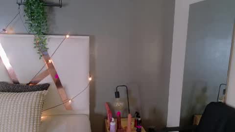 Snapshot of jenacooper__ chatting on 04.20.26 Jena online show from 04.20.26