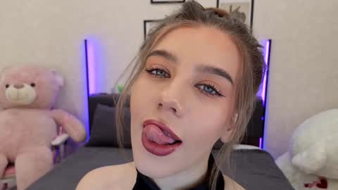 Snapshot of jenie_fire chatting on 10.15.25 Dolly online show from 10.15.25