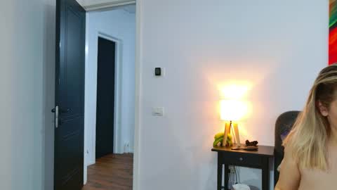 Snapshot of jenniferleee chatting on 10.13.25 Jenny online show from 10.13.25