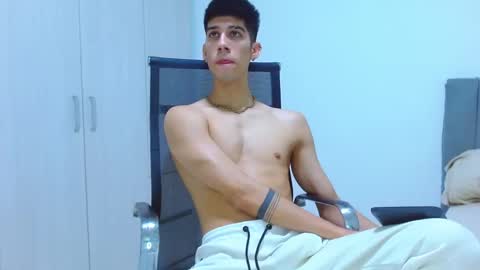 Snapshot of jhony_sex3 chatting on 10.10.25 jhony_sex3 online show from 10.10.25