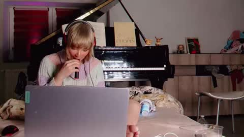 Snapshot of jhopeftw chatting on 02.26.26 Anya online show from 02.26.26