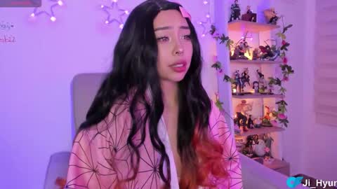 Snapshot of ji_hyun chatting on 11.26.25 Ji online show from 11.26.25