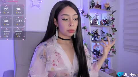 Snapshot of ji_hyun chatting on 12.05.25 Ji online show from 12.05.25