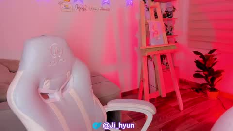 Snapshot of ji_hyun chatting on 04.19.26 Ji online show from 04.19.26