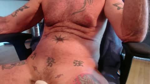 Snapshot of jimshard7x6 chatting on 02.13.25 cock model bathing suit model online show from 02.13.25