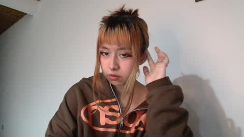 Snapshot of jinxxx_08 chatting on 12.04.25 Minaa online show from 12.04.25