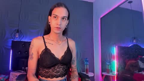 Snapshot of joaisaza chatting on 12.26.24 Joa Isaza online show from 12.26.24