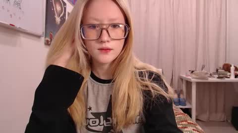 joan_kiss online show from 10.17.25