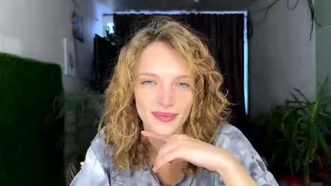 Snapshot of joanniemcgrapth chatting on 01.12.26 MONICA online show from 01.12.26