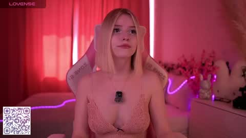 Snapshot of joicequeen chatting on 05.18.26 Paula online show from 05.18.26