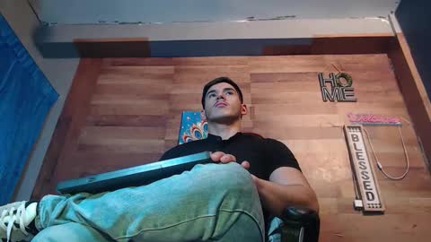 Snapshot of jonathancast08 chatting on 12.18.25 jonathancast08 online show from 12.18.25