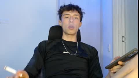 Snapshot of juanmres chatting on 10.18.25 juanmres online show from 10.18.25