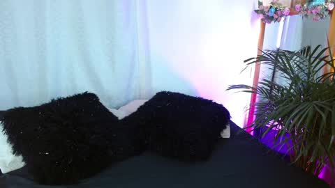 Snapshot of jules_n_gia chatting on 01.12.25 Jules and Gia online show from 01.12.25