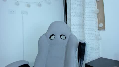 julia_strauns online show from 01.02.25