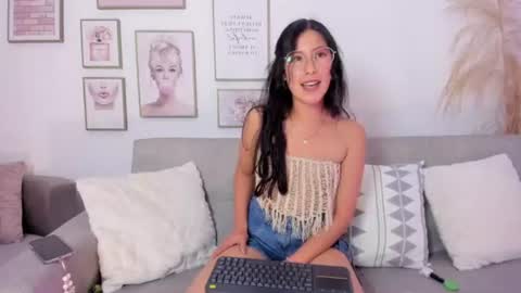 Snapshot of juliee_ross chatting on 06.18.26 juliee_ross online show from 06.18.26