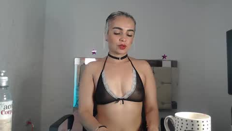 Snapshot of julieta__fox_ chatting on 01.17.25 julieta__fox_ online show from 01.17.25