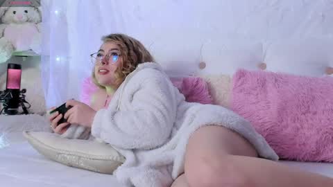 Juli  online show from 04.15.26