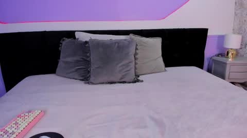 Snapshot of julieta_cortes__ chatting on 11.22.25 Julieta online show from 11.22.25