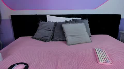 Snapshot of julieta_cortes__ chatting on 12.01.25 Julieta online show from 12.01.25