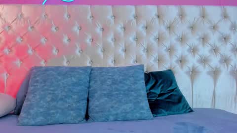 Snapshot of julieta_cortes__ chatting on 12.20.25 Julieta online show from 12.20.25