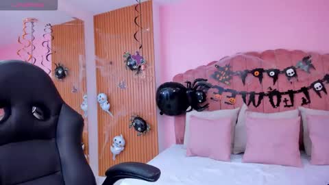 Snapshot of julieta_rose__ chatting on 10.22.25 online show from 10.22.25