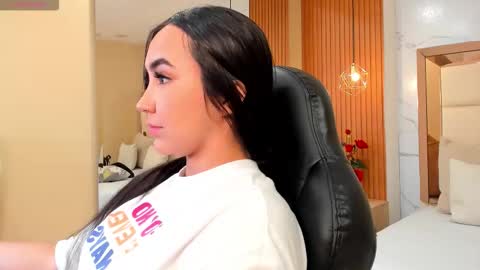 Snapshot of julieta_rose__ chatting on 11.25.25 online show from 11.25.25