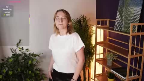 Snapshot of juliettakaniecki chatting on 09.17.25 Mia online show from 09.17.25