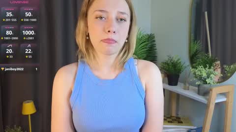 Snapshot of juliettakaniecki chatting on 10.12.25 Mia online show from 10.12.25