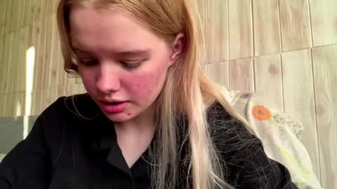 Snapshot of juligwartney chatting on 07.05.26 Malin online show from 07.05.26