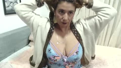 Snapshot of juliialove_ chatting on 12.19.24 Juliia online show from 12.19.24