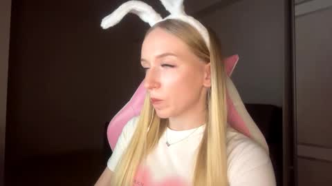 Snapshot of julissariecke chatting on 11.26.25 Sofie online show from 11.26.25