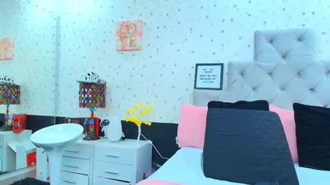 Julieta Reyes   online show from 02.25.25